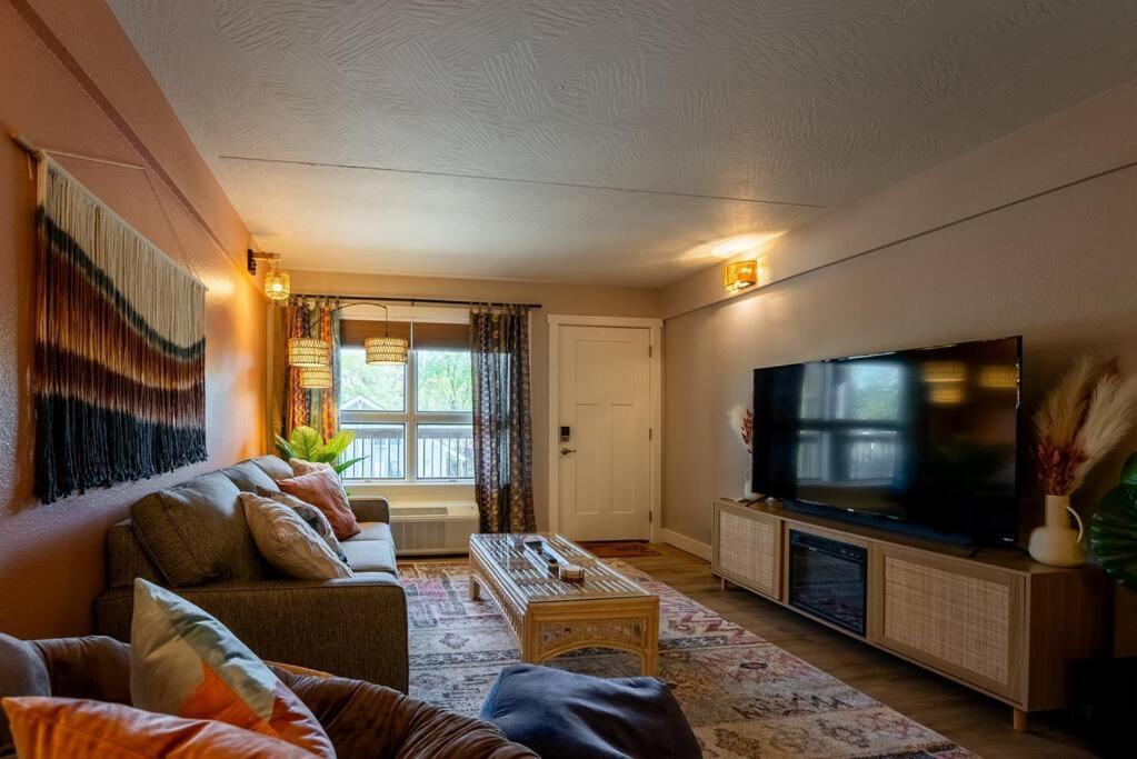 Pet Friendly Boho Condo With Pool--Fitness Center--Next To The Branson Landing--Close To Convention Center And Kanakuk Екстер'єр фото